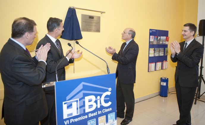 Rafael Bengoa Recibe El Premio Best In Class Para La Comarca Bilbao