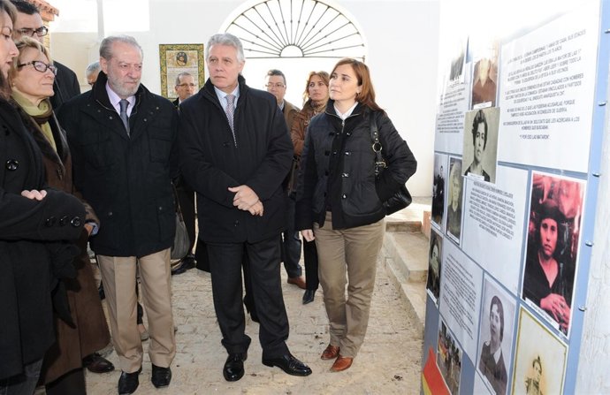 Visita A Excavación De Gerena Para Exhumar A Las '17 Rosas' De Guillena
