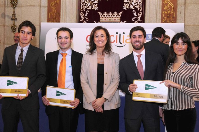 Dolores Navarro Entrega Los Premios Universitarios Concilia
