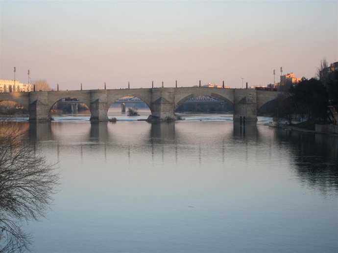 El Ebro, A Su Paso Por Zaragoza