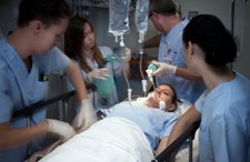 Profesionales De Urgencias Atienden A Un Paciente