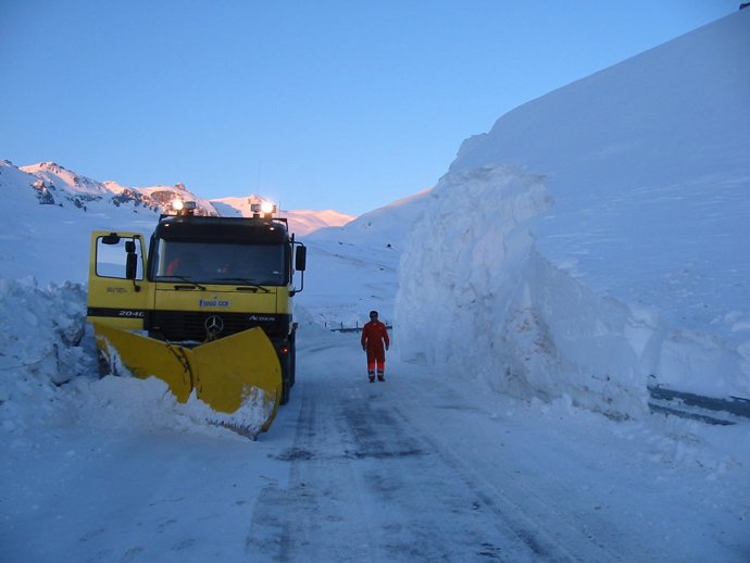 Campaña De Vialidad Invernal En Aragón, Máquina Quitanieves