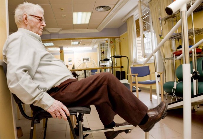 Hombre Mayor Realiza Ejercicio En Un Centro De CAI Fundación Federico Ozanam