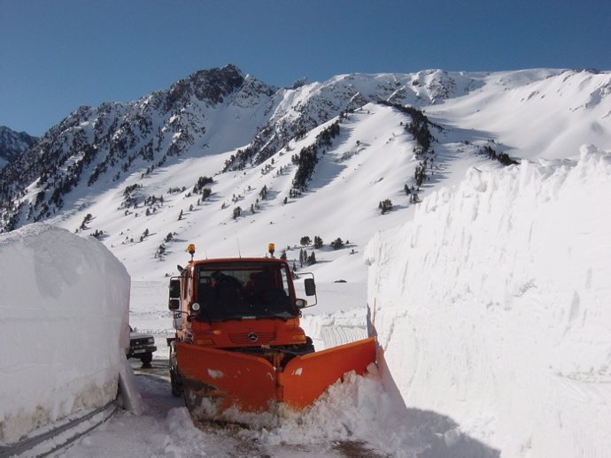 Máquina Quitanieves En Val D'aran. Nieve. Temporal.