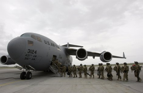Soldados Estadounidenses Subiendose A Un Avión De Trasporte En Afganistán