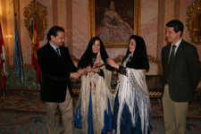 Las Aguederas Reciben El Bastón De Manos Del Alcalde