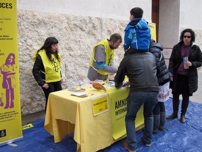 Recogida de firmas de Amnistía Internacional en Valladolid