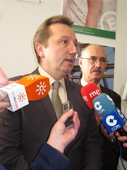 El Consejero De Empleo, Manuel Recio, Ante Los Medios.