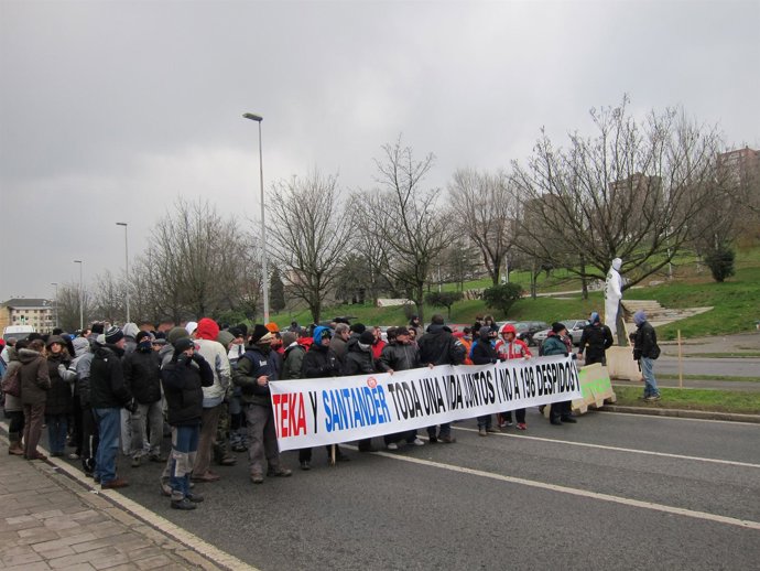 Trabajadores De Teka Concentrados Frente A La Fábrica