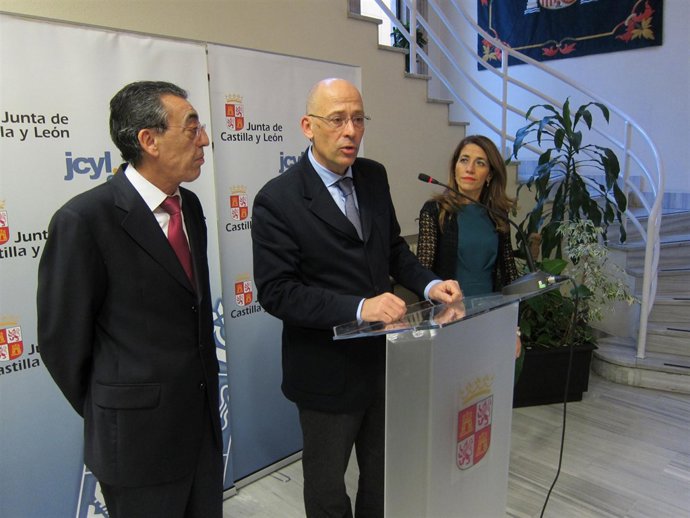 Sánchez Pascuala (Centro) Junto A Bienvenido Mena Y Manuela Rosellón