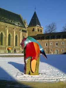 Una De La Piezas De 'Los Silencios De Colón' En El Castillo De Alden Biesen