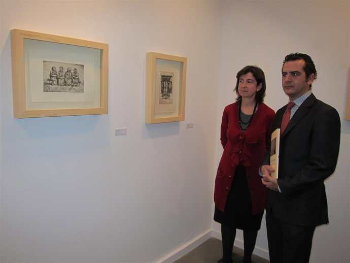  Dulce Pérez Y Manuel Tostado Contemplan Los Grabados