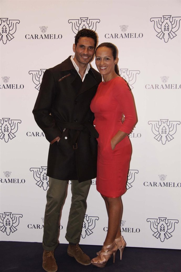 Posado De Oscar Higares Y Sandra Álvarez En La Inauguración De Una Tienda 