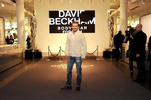Posado De David Beckham En La Presentación De Su Línea Para H&M En Londres 