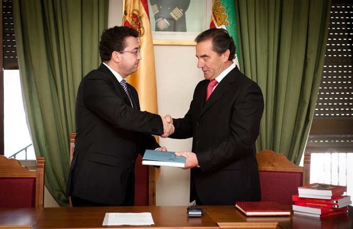 Manzano Con Alcalde De Monroy