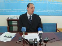 El PP avisa a los "socialistas extremeños" de que el marido de Chacón obtuvo "buenos contratos" con sus "relaciones"