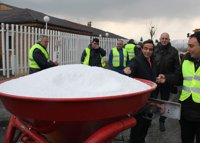 Torrelavega cuenta con una nueva máquina que reparte sal en las carreteras de forma "diez veces más rápida"