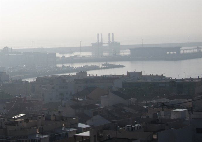 Al Fondo, Franja Marítima Frente Al Barrio De San Gabriel