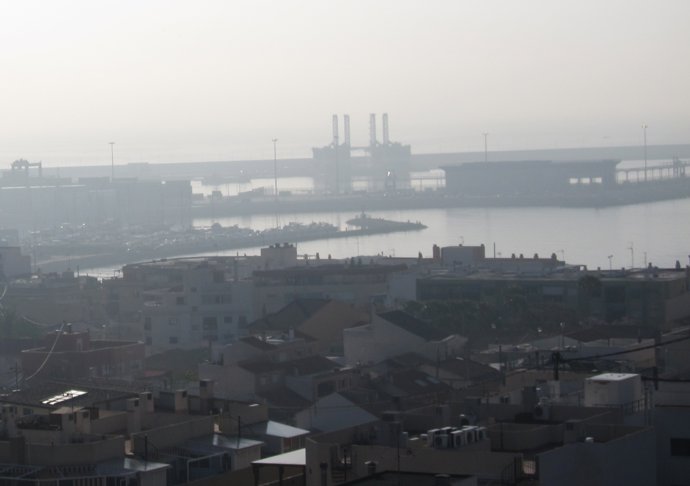 Al Fondo, Franja Marítima Frente Al Barrio De San Gabriel