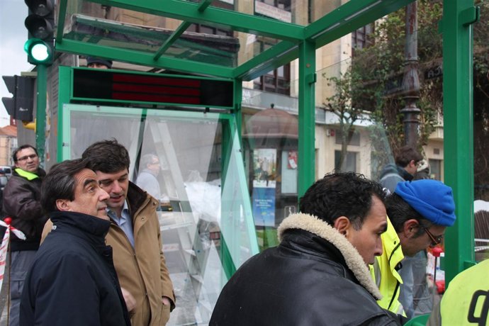 El Alcalde Y El Concejal En La Primera Marquesina