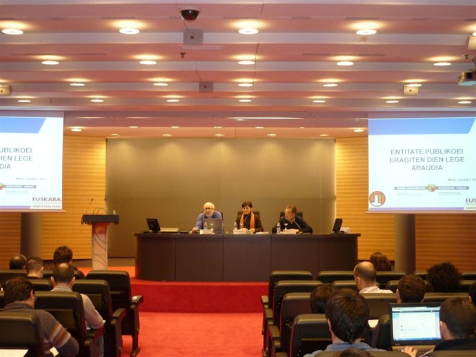 Lurdes Auzmendi En La Jornada 'El Euskera En Las Entidades Públicas'.