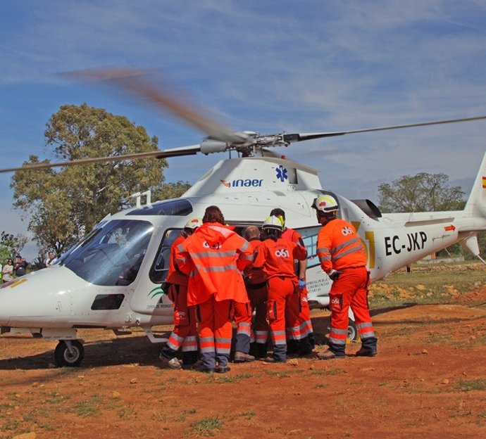 Profesionales Del 061 En Un Simulacro Con Un Helicóptero