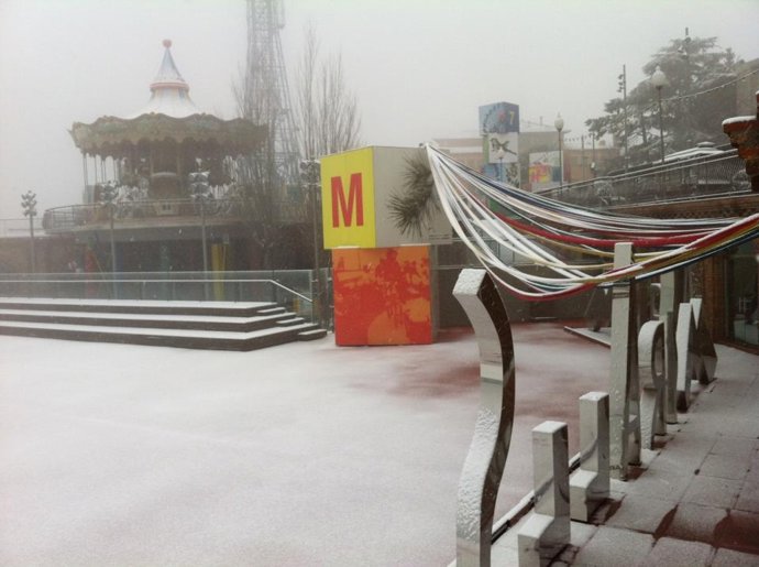 Nevada En El Tibidabo. Temporal De Frío Y Nieve En Barcelona.