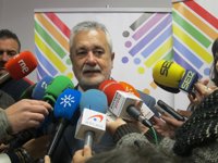 Griñán: Que un secretario general apueste por un candidato y sus delegados por otro no cuestiona su liderazgo