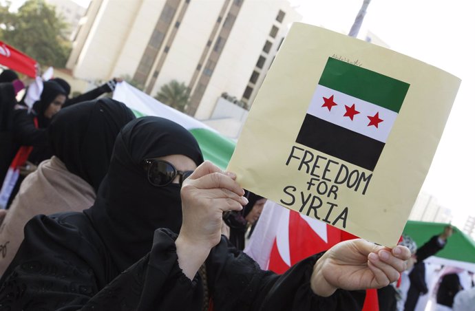 Los Sirios Se Manifiestan Contra Al Assad Durante La Visita De La Liga Árabe