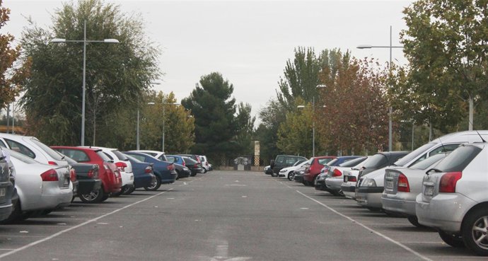 APARCAMIENTO CON COCHES