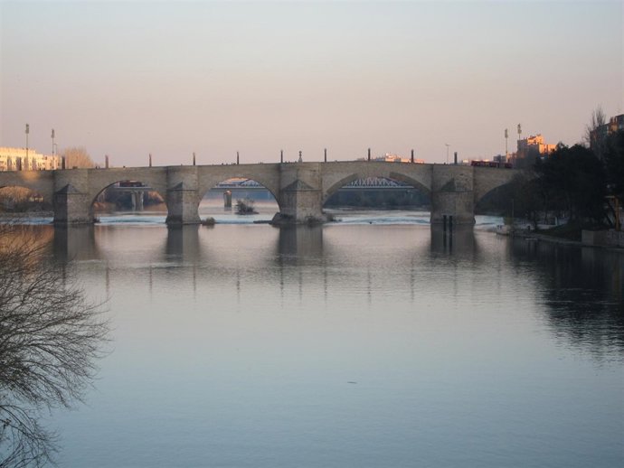 El Ebro, A Su Paso Por Zaragoza