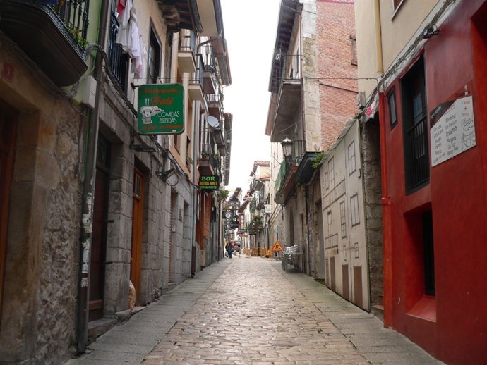 Calle De Vinos De La Puebla Vieja De Laredo
