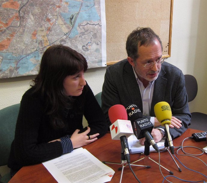 Los Concejales De Izquierda Unida María Sánchez Y Manuel Saravia
