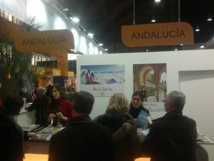 Azafatas Ofrecen Información Sobre La Oferta Turística De Huelva.