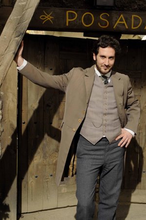 El Actor Alex Gadea Vestido De Época