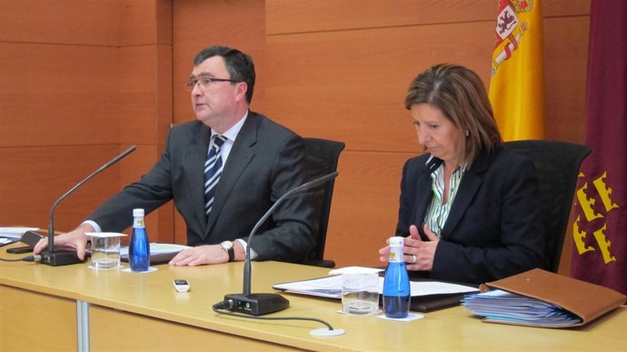 El Portavoz Del Gobierno Regional Junto A La Consejera De Sanidad