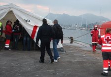 Efectivos de Cruz Roja atendiendo a inmigrantes llegados en patera a Andalucía