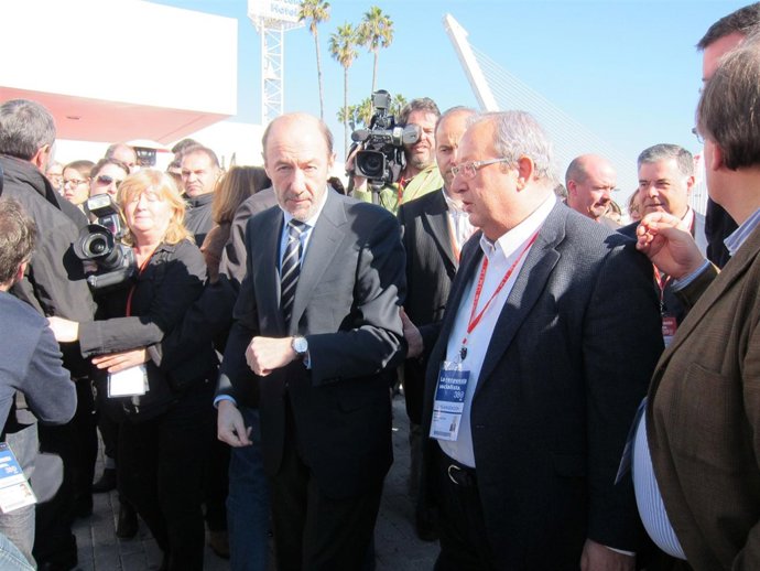 Alfredo Pérez Rubalcaba Llega Al Congreso Federal Del PSOE En Sevilla