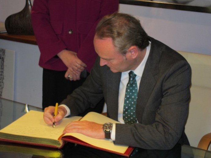 Fabra Firma En El Libro De Honor Del Ayuntamieto De Torrent