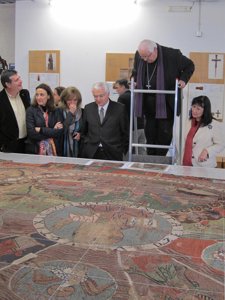 El Obispo De Girona, Francesc Pardo, Contempla El Tapiz De La Creación