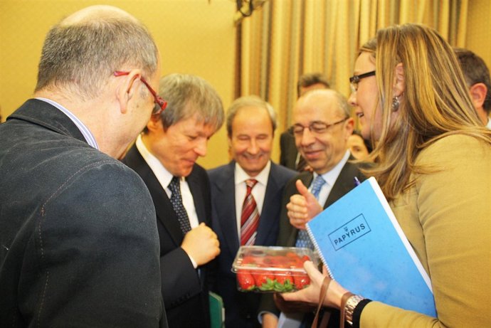 María José Rodríguez Junto Al Comisario Europeo De Agricultura.