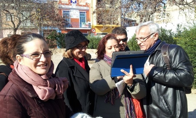 Miembros De Compromís Visitan El Barrio