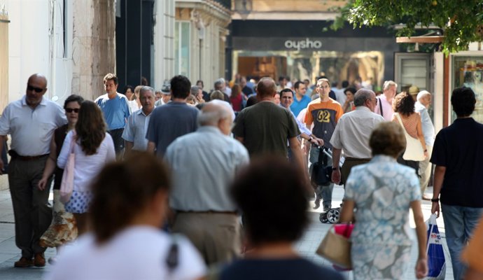 Gente comprando en calles de Andalucía
