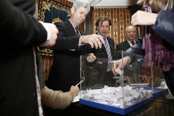 El Consejero De Obras Públicas Y Vivienda En El Sorteo De VPO