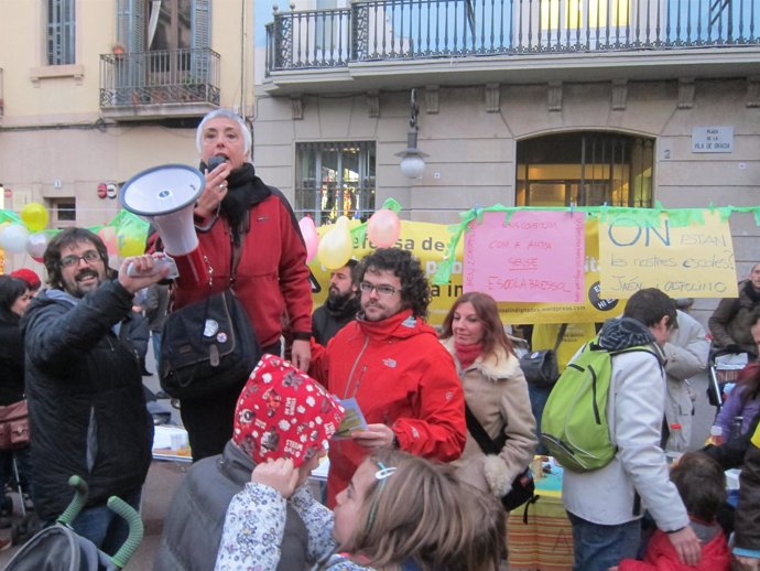 Protesta De Familias Sin Guardería Ante La Sede Del Distrito De Gràcia