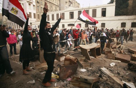 Violentas Protestas En El Cairo Contra El Consejo Supremo De Las Fuerzas Armadas