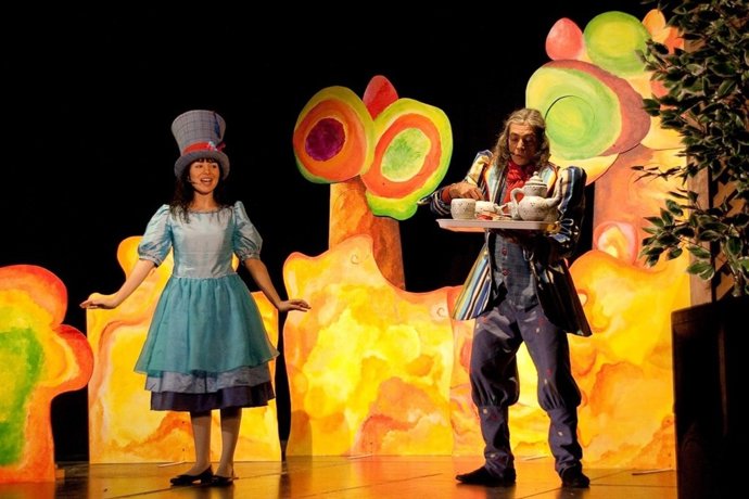 Imagen Del Montaje 'Jugando Con Alicia', De Lluerna Teatre.