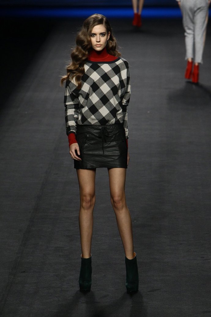 La Modelo Clara Alonso En El Desfile De TCN En Mercedes-Benz Fashion Week Madrid