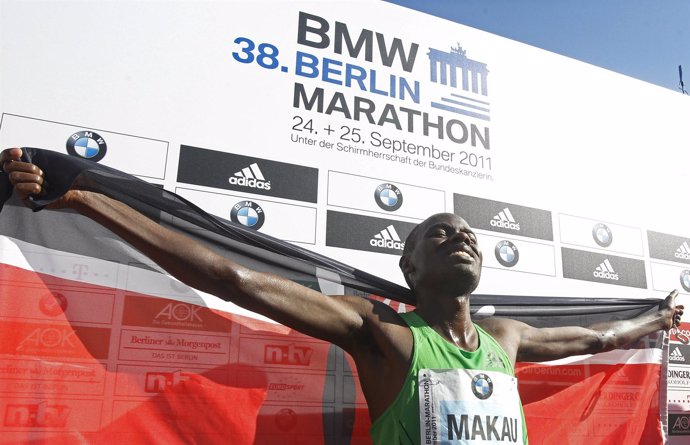 El Atleta Keniata Patrick Makau Celebra Su Récord Del Mundo