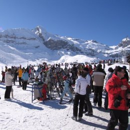 estacion esqui esquiadores cola plano general